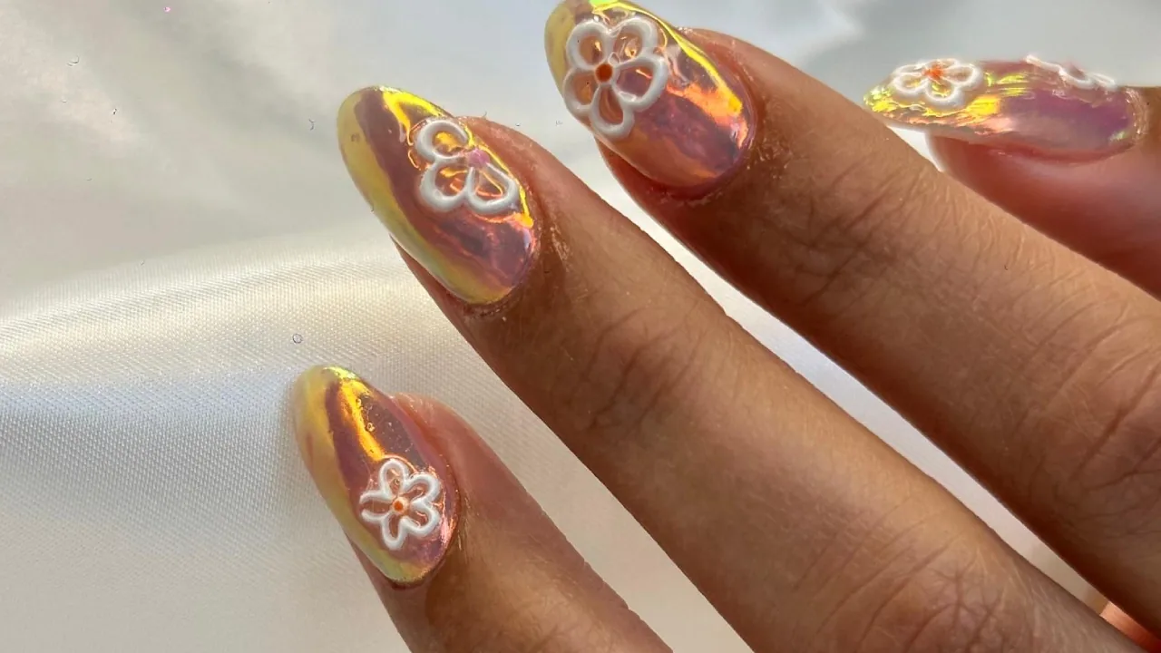 Gold chrome nails with white daisy art
