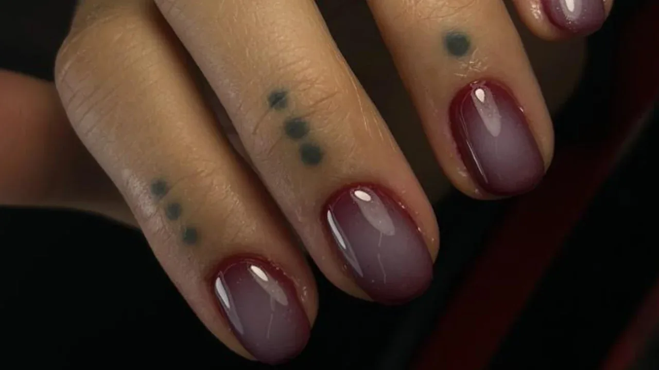Short wine ombre nails