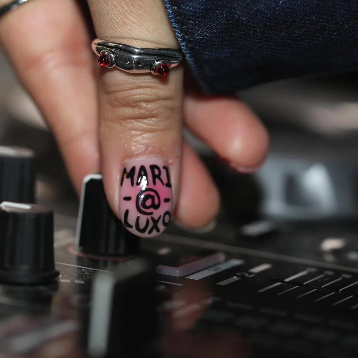Pink nail hand lettered with Mari at Luxo
