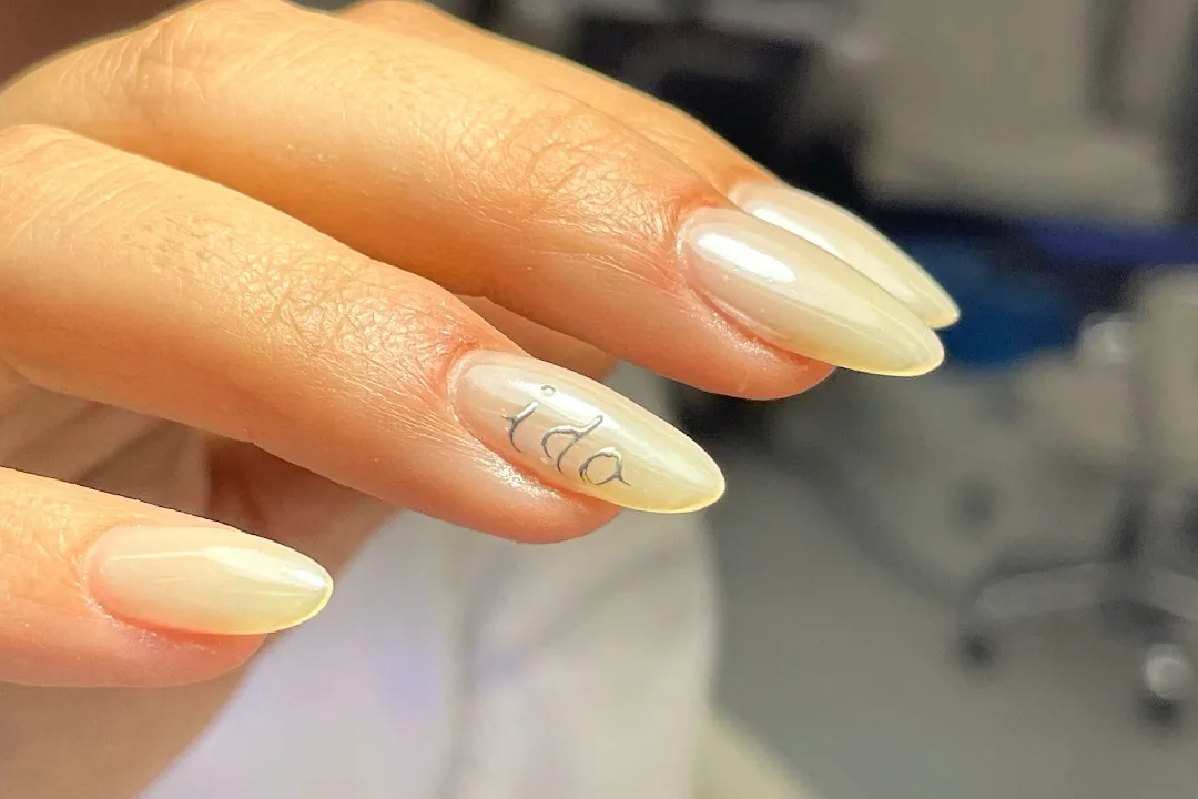 Pearl almond nails with a tiny hand-written accent